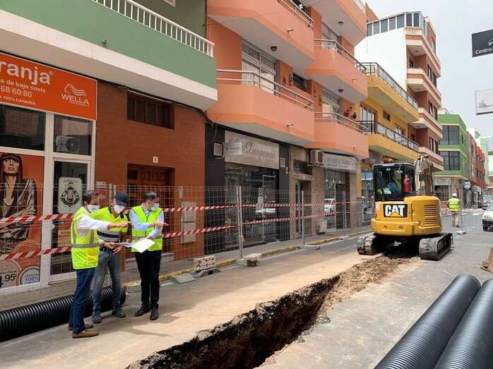Obras de renovación de la red de saneamiento en la calle de  Viera Clavijo/TA.